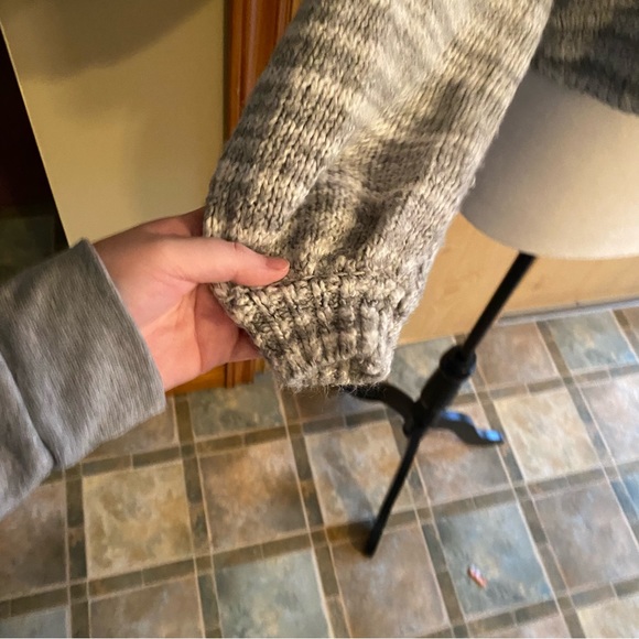 Urban Outfitters • Lyra Pullover V-Neck Sweater in Gray Stripe - Picture 6 of 14